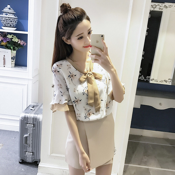 Κομψό γυναικείο πουκάμισο με κοντό μανίκι, V-neckline και κορδέλα