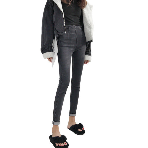 Egyszerű női farmer magas derékkal, érdekes szegéllyel fekete színben