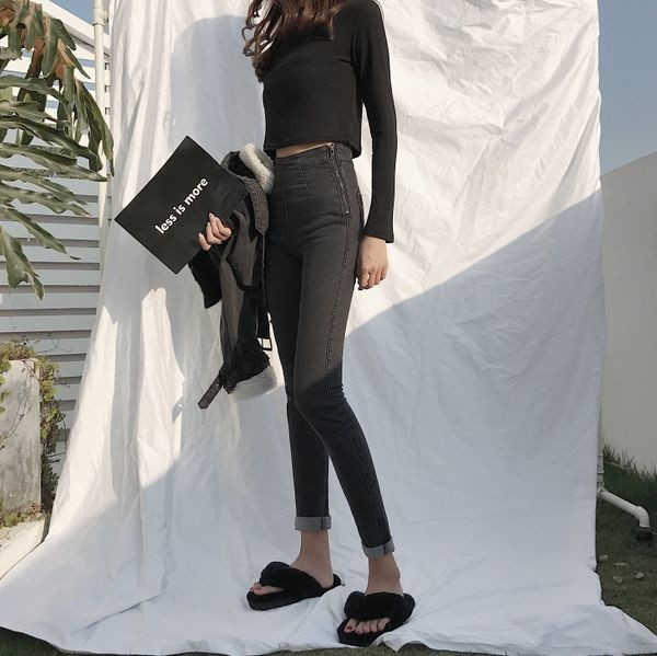 Egyszerű női farmer magas derékkal, érdekes szegéllyel fekete színben