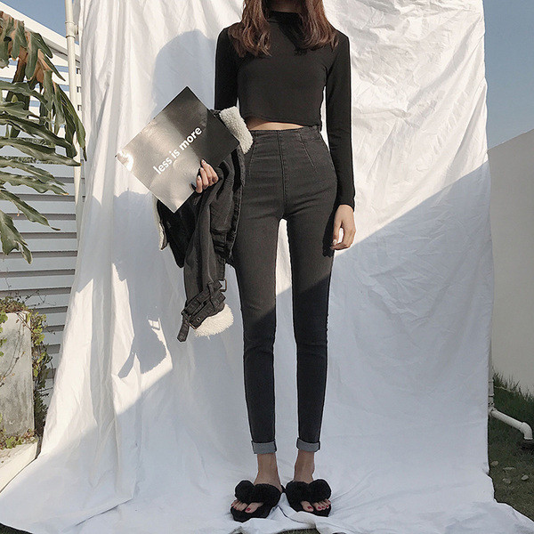 Egyszerű női farmer magas derékkal, érdekes szegéllyel fekete színben