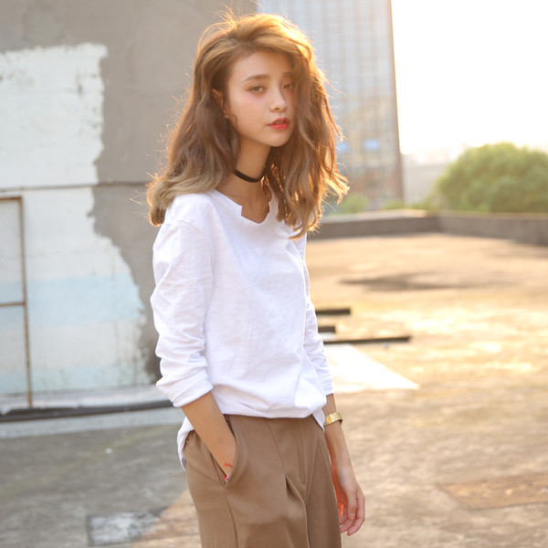 Női hosszú ujjú blúz O-nyakkal, fehér színben