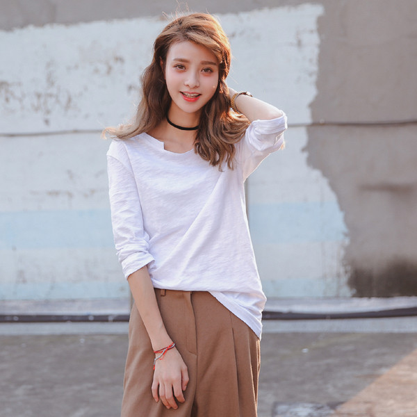 Női hosszú ujjú blúz O-nyakkal, fehér színben