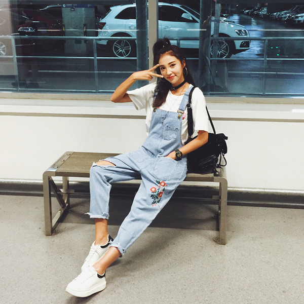 Κομψές γυναικείες φόρμες με μήκος 9/10 διακοσμημένες σε ανοιχτό χρώμα