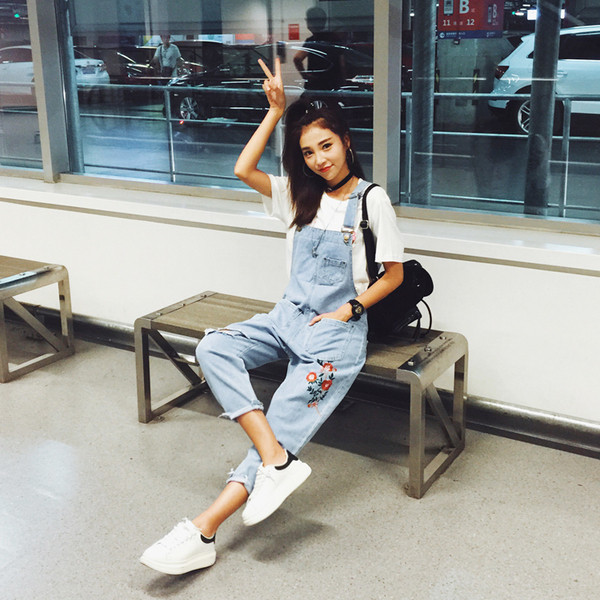 Κομψές γυναικείες φόρμες με μήκος 9/10 διακοσμημένες σε ανοιχτό χρώμα