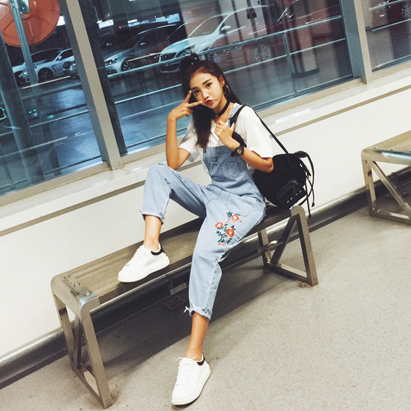 Κομψές γυναικείες φόρμες με μήκος 9/10 διακοσμημένες σε ανοιχτό χρώμα