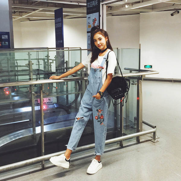 Κομψές γυναικείες φόρμες με μήκος 9/10 διακοσμημένες σε ανοιχτό χρώμα