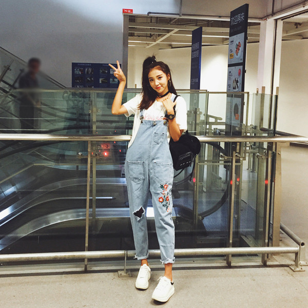 Κομψές γυναικείες φόρμες με μήκος 9/10 διακοσμημένες σε ανοιχτό χρώμα