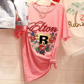 Rózsaszín színű rövid ujjú női póló virágos motívumokkal és felirattal