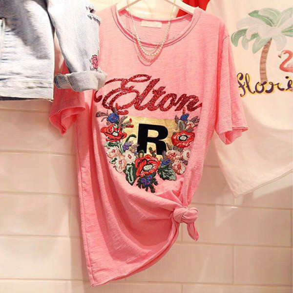 Rózsaszín színű rövid ujjú női póló virágos motívumokkal és felirattal