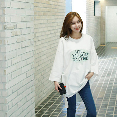 Γυναικεία μπλούζα με φαρδιά σχέδια σε λευκό με επιγραφή