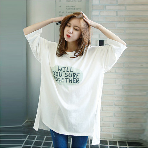 Γυναικεία μπλούζα με φαρδιά σχέδια σε λευκό με επιγραφή