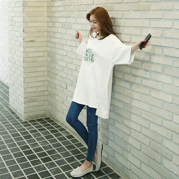 Γυναικεία μπλούζα με φαρδιά σχέδια σε λευκό με επιγραφή