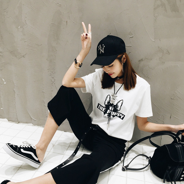 Alkalmi női blúz rövid ujjal, érdekes alkalmazással - fehér és fekete