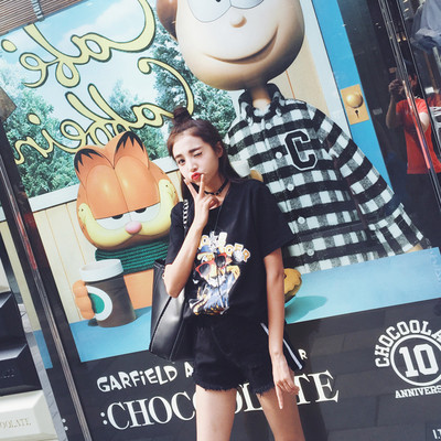 Καθημερινή γυναικεία κοντή μπλούζα με ενδιαφέρουσα εφαρμογή - άσπρο και μαύρο χρώμα