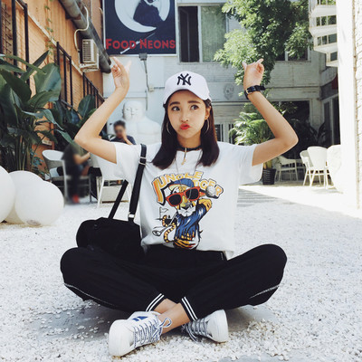 Καθημερινή γυναικεία κοντή μπλούζα με ενδιαφέρουσα εφαρμογή - άσπρο και μαύρο χρώμα