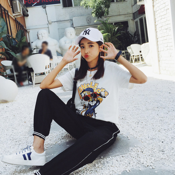 Καθημερινή γυναικεία κοντή μπλούζα με ενδιαφέρουσα εφαρμογή - άσπρο και μαύρο χρώμα