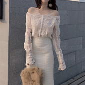 Λεπτή δαντελωτή γυναικεία μπλούζα με πεσμένους ώμους και κεντήματα σε δύο χρώματα