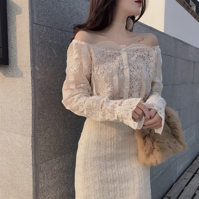 Λεπτή δαντελωτή γυναικεία μπλούζα με πεσμένους ώμους και κεντήματα σε δύο χρώματα