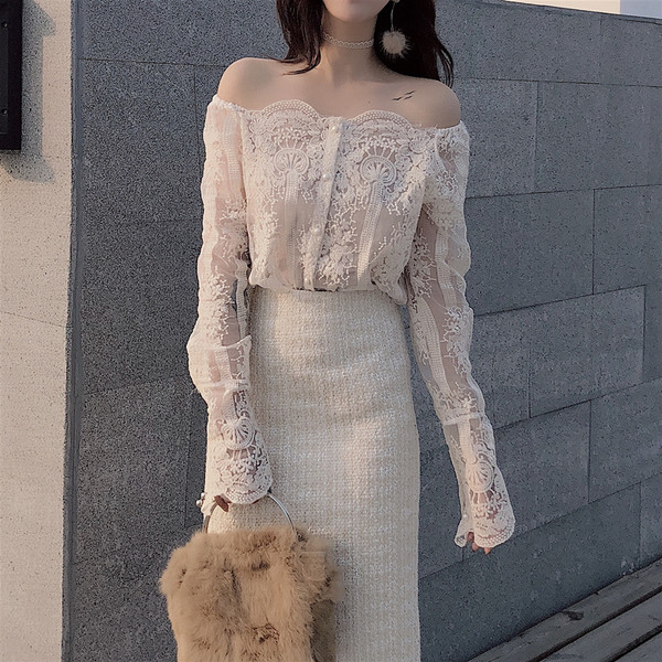 Λεπτή δαντελωτή γυναικεία μπλούζα με πεσμένους ώμους και κεντήματα σε δύο χρώματα