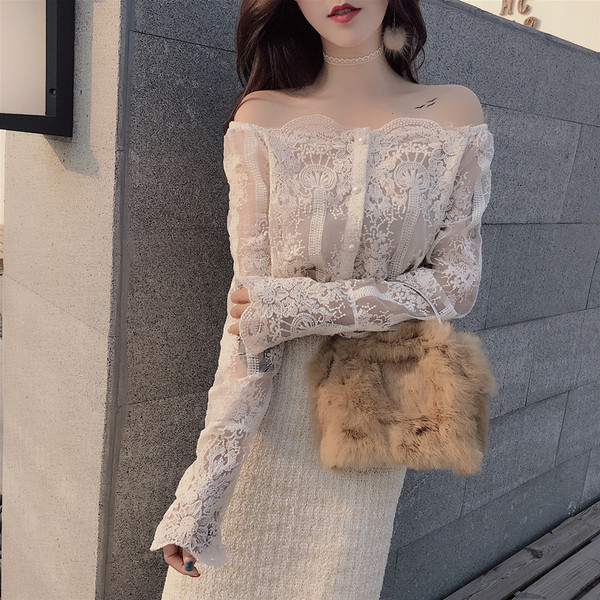 Λεπτή δαντελωτή γυναικεία μπλούζα με πεσμένους ώμους και κεντήματα σε δύο χρώματα