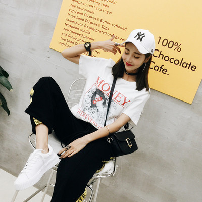 Περιστασιακή γυναικεία μπλούζα με κοντό μανίκι με ενδιαφέρουσα εφαρμογή - άσπρο και μαύρο χρώμα