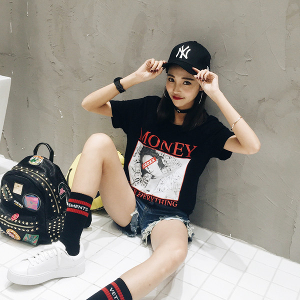 Περιστασιακή γυναικεία μπλούζα με κοντό μανίκι με ενδιαφέρουσα εφαρμογή - άσπρο και μαύρο χρώμα