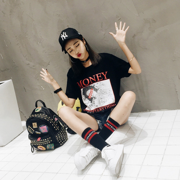 Περιστασιακή γυναικεία μπλούζα με κοντό μανίκι με ενδιαφέρουσα εφαρμογή - άσπρο και μαύρο χρώμα