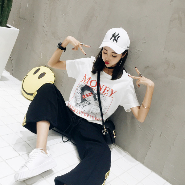 Περιστασιακή γυναικεία μπλούζα με κοντό μανίκι με ενδιαφέρουσα εφαρμογή - άσπρο και μαύρο χρώμα