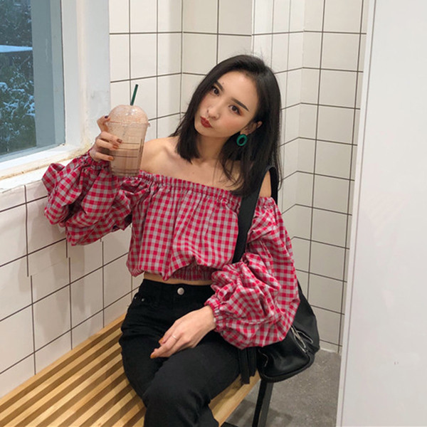 Stílusos női rövid blúz ejtett váll széles modellben, széles ujjal, három modell