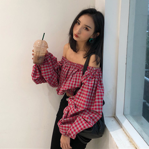 Stílusos női rövid blúz ejtett váll széles modellben, széles ujjal, három modell