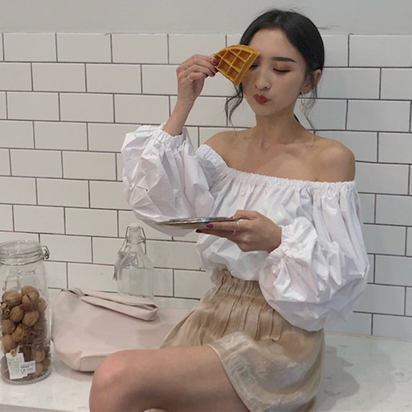 Stílusos női rövid blúz ejtett váll széles modellben, széles ujjal, három modell