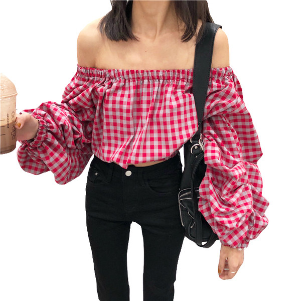 Stílusos női rövid blúz ejtett váll széles modellben, széles ujjal, három modell