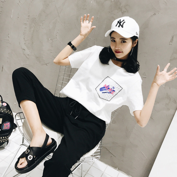 Alkalmi női blúz, rövid ujjú rátéttel - fehér és fekete