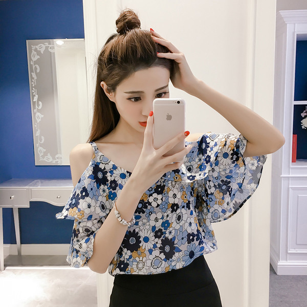 Modern női ing virágos motívumokkal, kivágott vállrészekkel és V-nyakkal