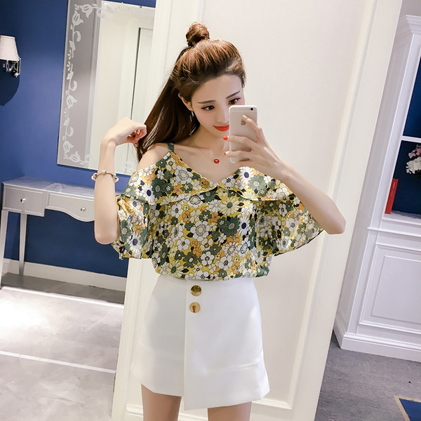 Modern női ing virágos motívumokkal, kivágott vállrészekkel és V-nyakkal