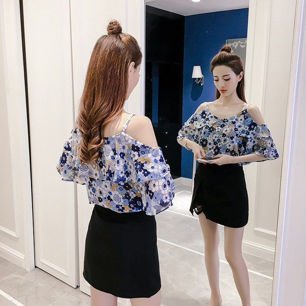 Modern női ing virágos motívumokkal, kivágott vállrészekkel és V-nyakkal