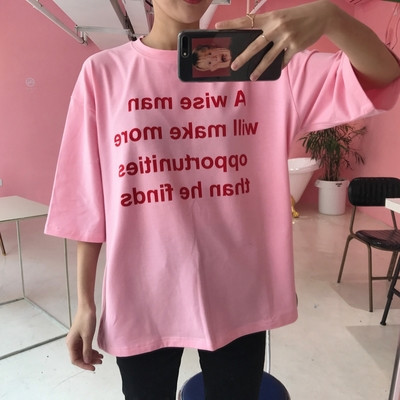 Női széles, rózsaszín póló felirattal