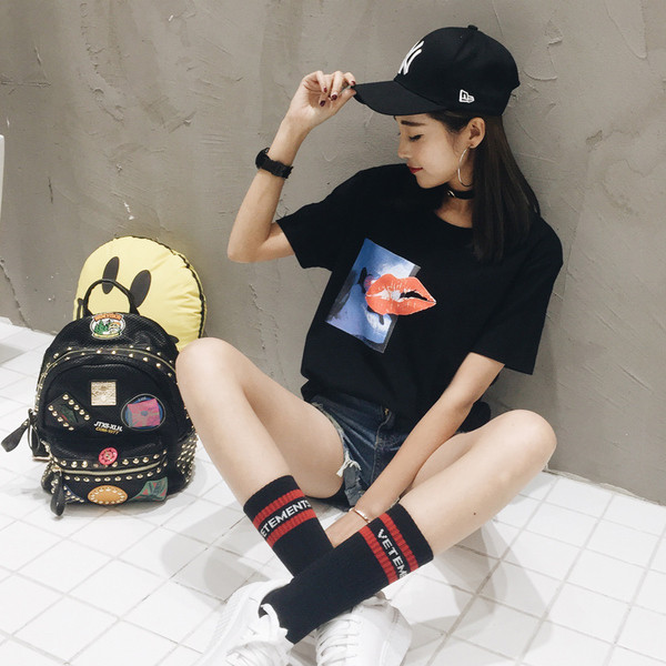 Alkalmi női blúz, rövid ujjú rátéttel - fehér és fekete