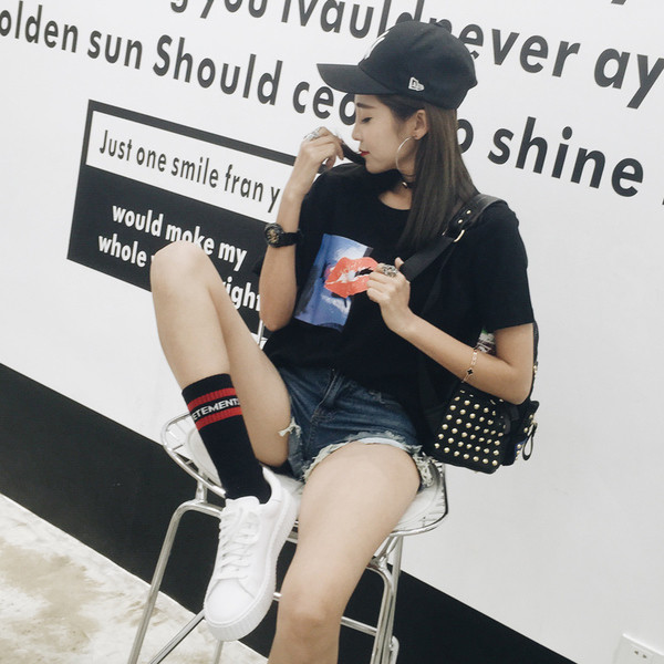 Alkalmi női blúz, rövid ujjú rátéttel - fehér és fekete