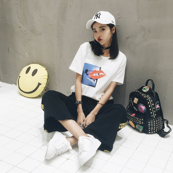 Alkalmi női blúz, rövid ujjú rátéttel - fehér és fekete