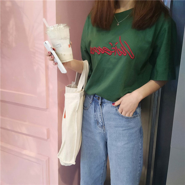 Καλοκαιρινό γυναικείο μπλουζάκι σε τρία χρώματα με κεντημένη επιγραφή