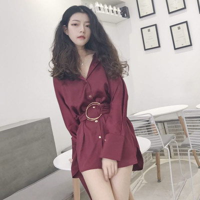 O cămașă lungă de damă eterică, cu guler în formă de V și curea decorativă în trei culori