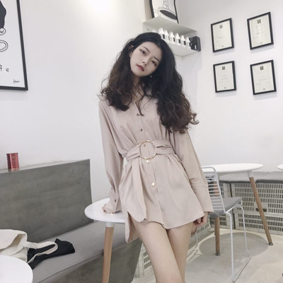 O cămașă lungă de damă eterică, cu guler în formă de V și curea decorativă în trei culori