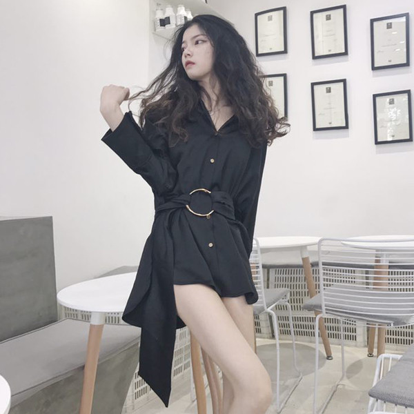 O cămașă lungă de damă eterică, cu guler în formă de V și curea decorativă în trei culori