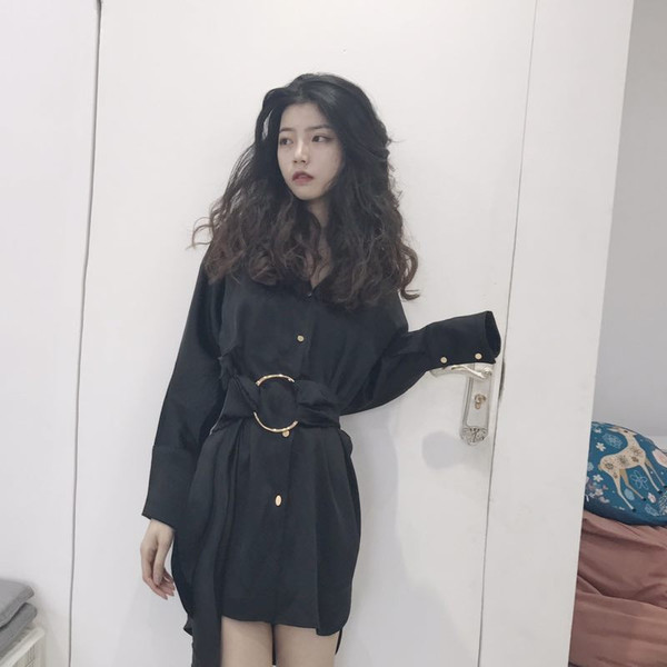 O cămașă lungă de damă eterică, cu guler în formă de V și curea decorativă în trei culori