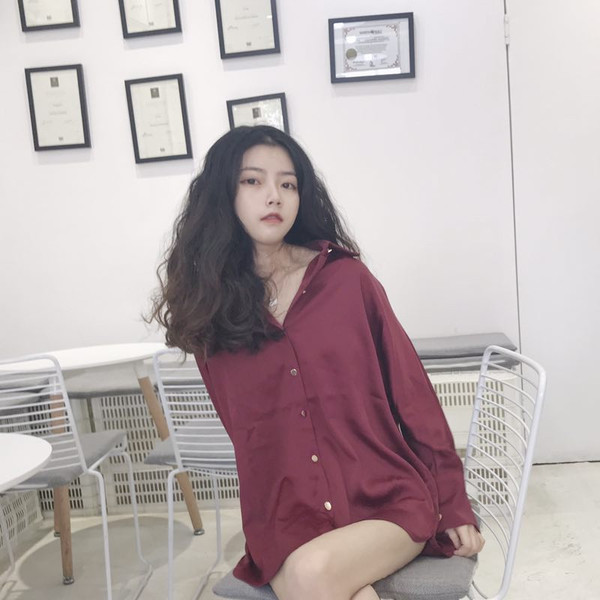 O cămașă lungă de damă eterică, cu guler în formă de V și curea decorativă în trei culori