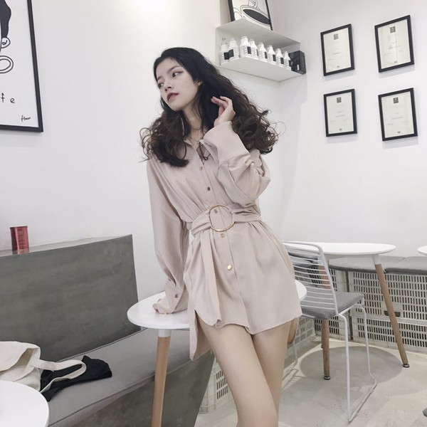 O cămașă lungă de damă eterică, cu guler în formă de V și curea decorativă în trei culori