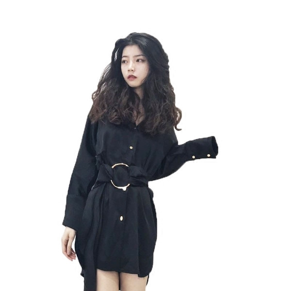 O cămașă lungă de damă eterică, cu guler în formă de V și curea decorativă în trei culori