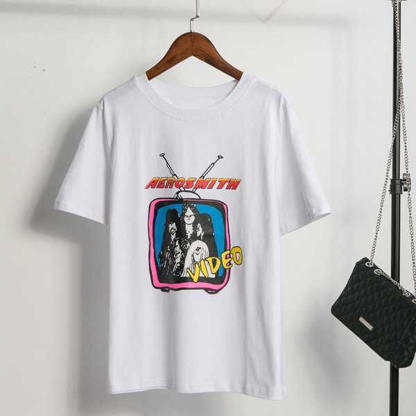 Rövid ujjú női póló fehér színben és színes nyomattal