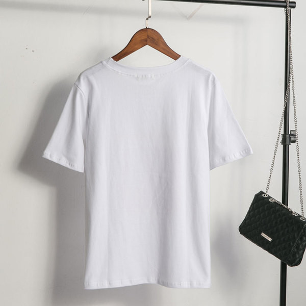 Rövid ujjú női póló fehér színben és színes nyomattal